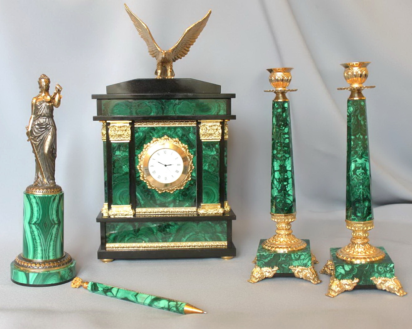 Каминный набор из малахита:   часы с орлом, два подсвечника,  скульптура Фемиды, ручка для письма.