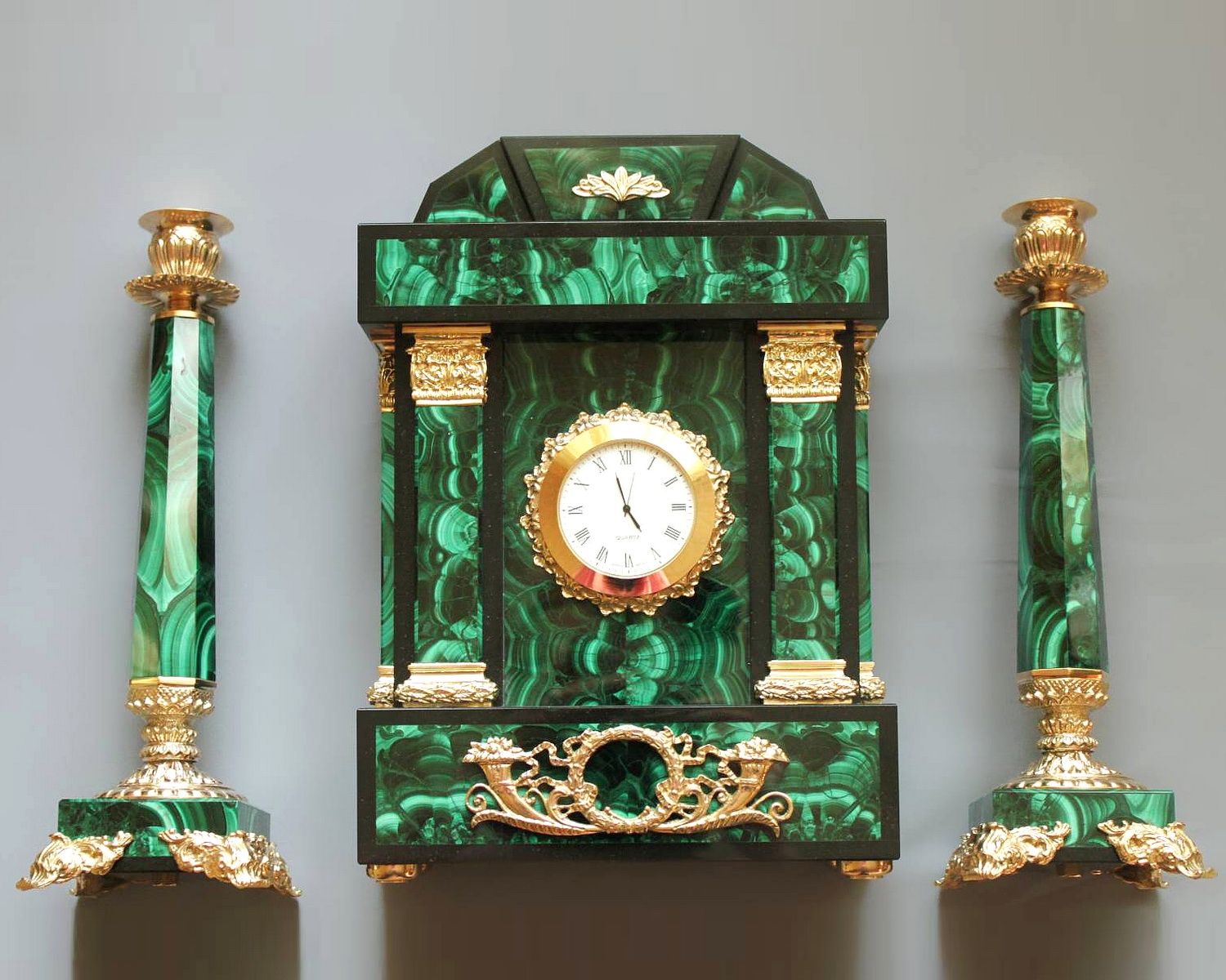 Каминный набор из малахита:   часы, два подсвечника.