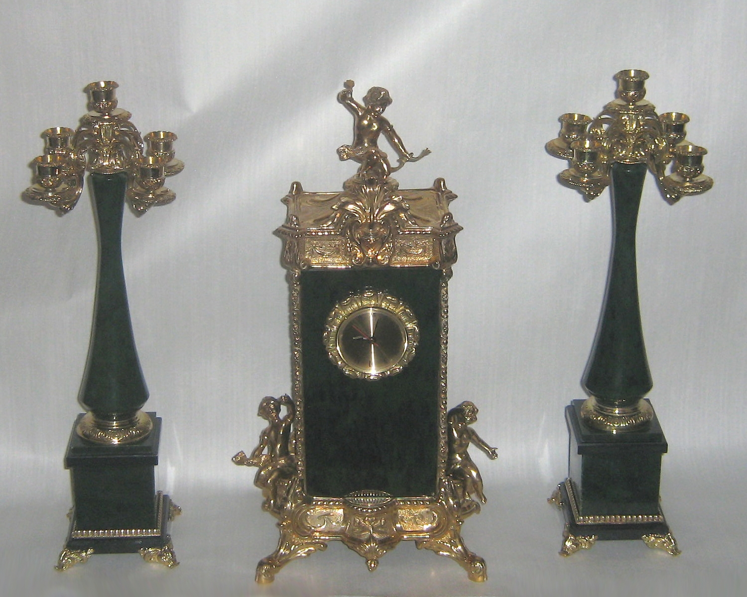 Каминный набор из нефрита:   часы, два пятирожковых канделябра.