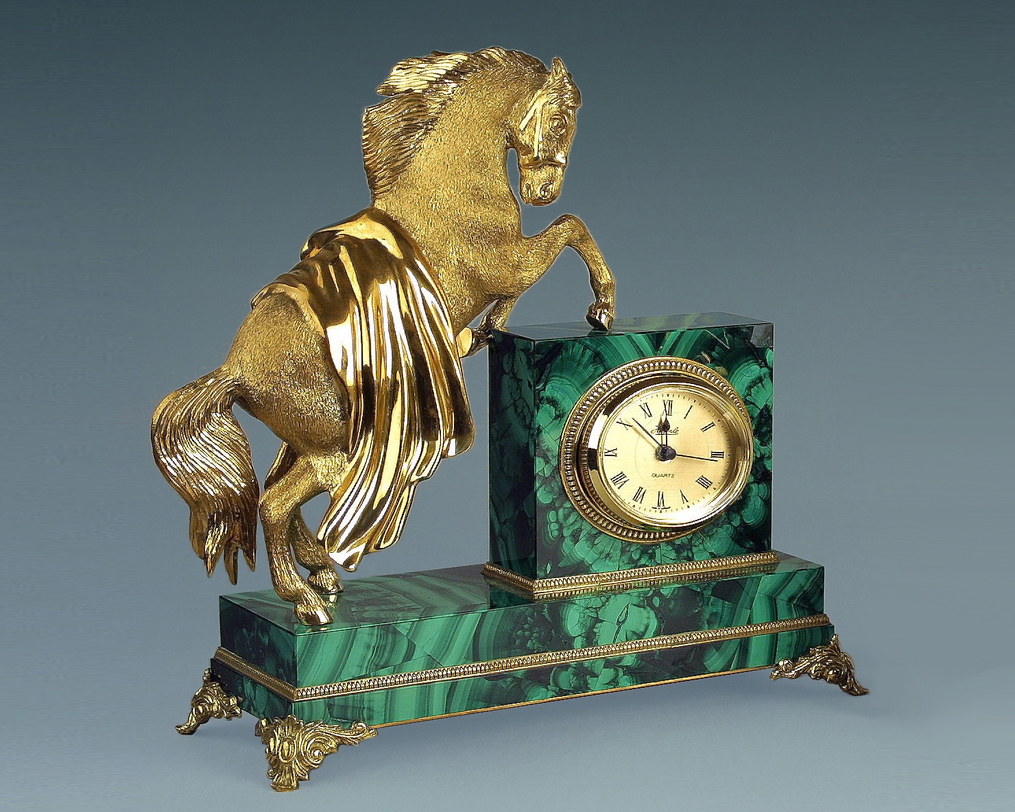 Часы каминные «Конь» из бронзы и малахита.