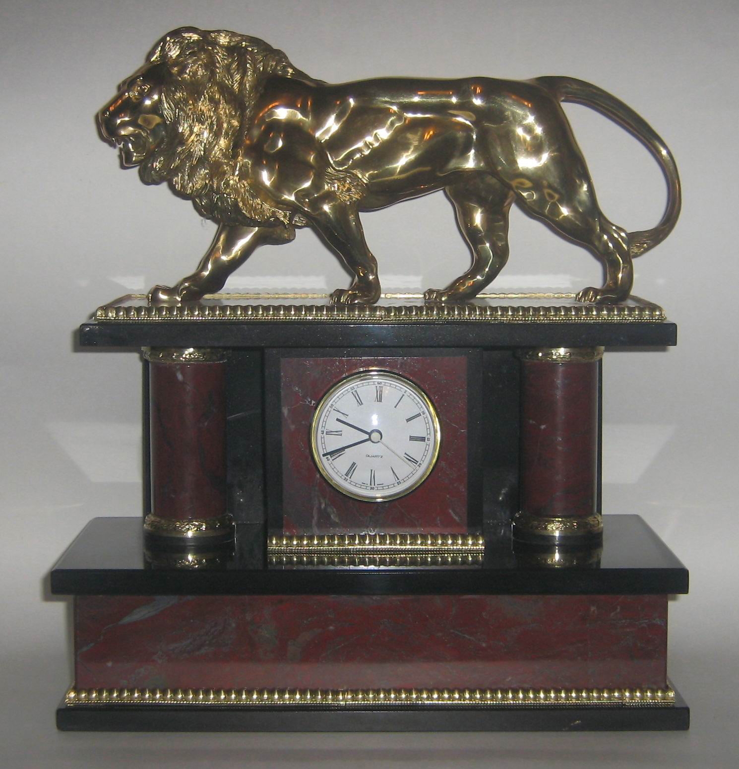 Часы каминные «Со львом»  из бронзы и яшмы.