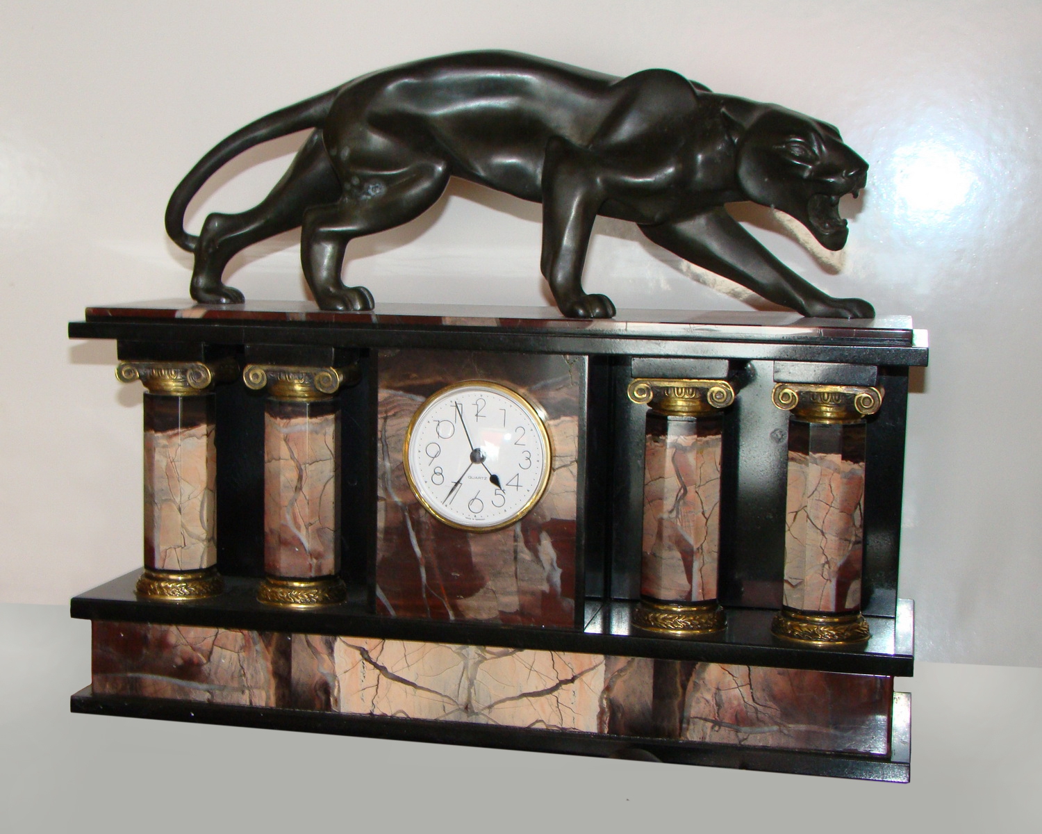 Часы каминные «С пантерой»  из бронзы и яшмы.