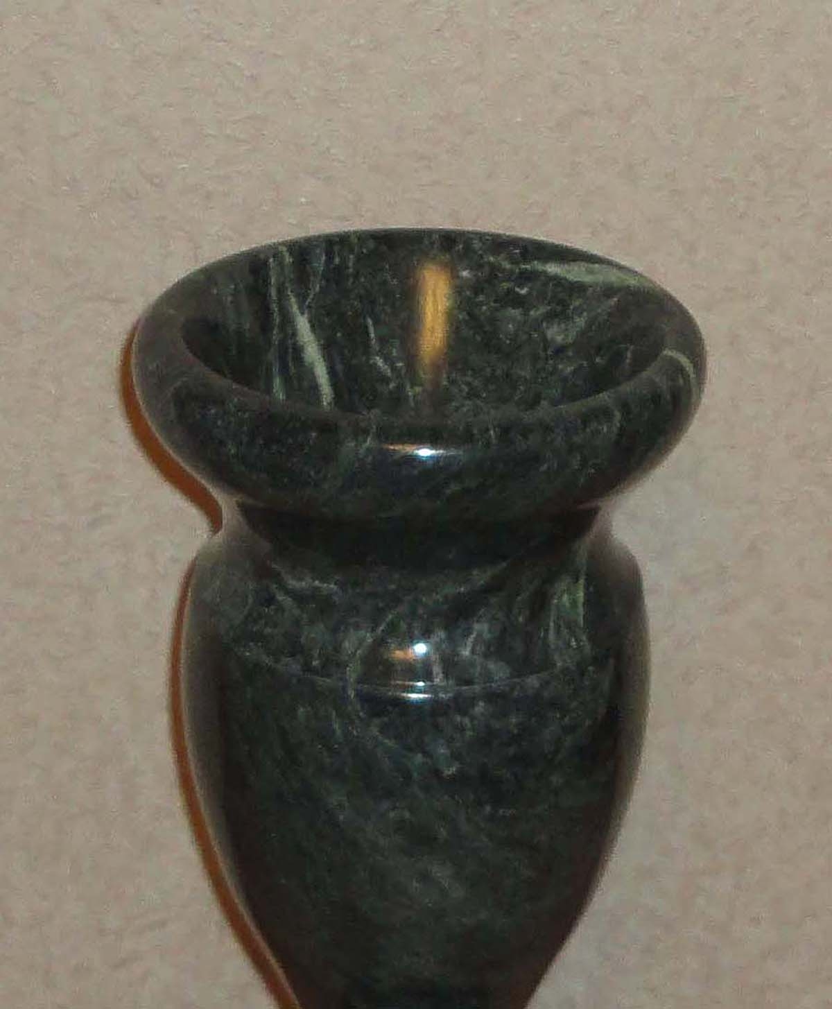 Кубок из натурального камня с рисунком.