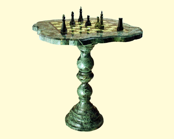Красивый шахматный стол с шахматами