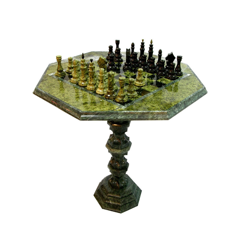 Впечатляющий шахматный стол