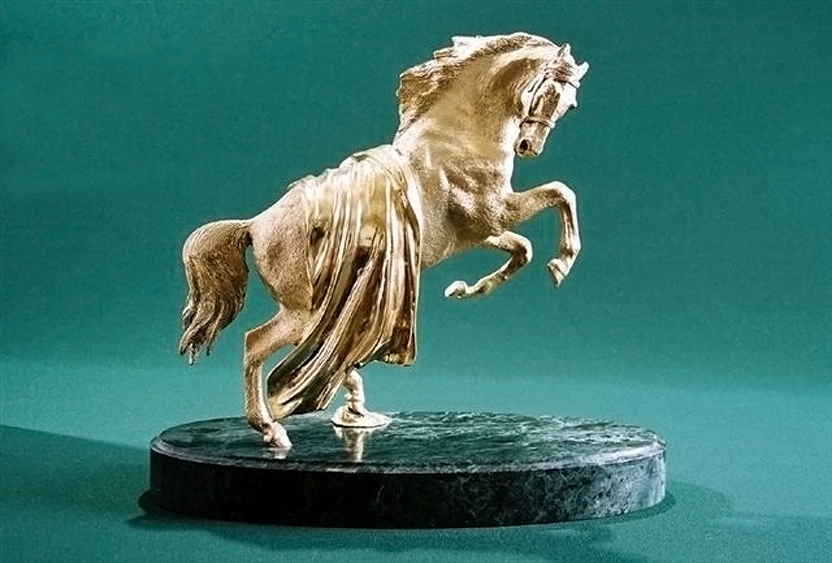 Статуя «Конь с попоной».