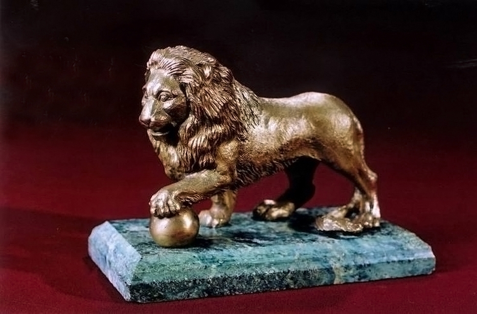 Статуя «Лев с шаром».
