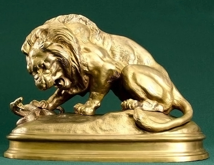 Статуя «Лев убивающий змею».