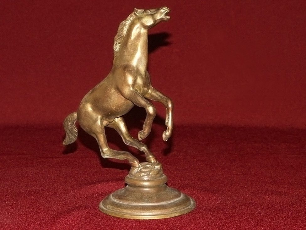 Статуя «Лошадка на подставке».