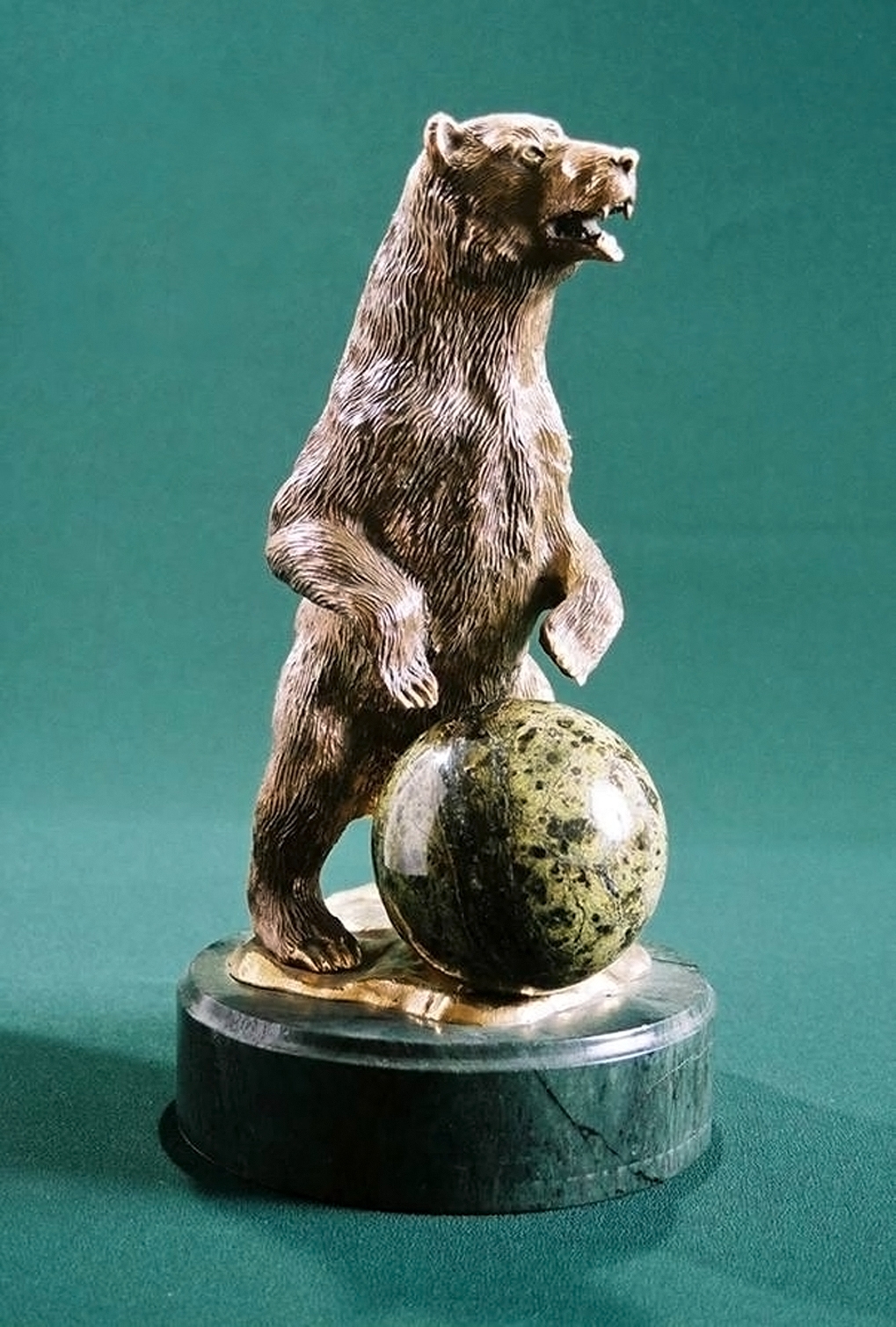 Статуя «Медведь с шаром».