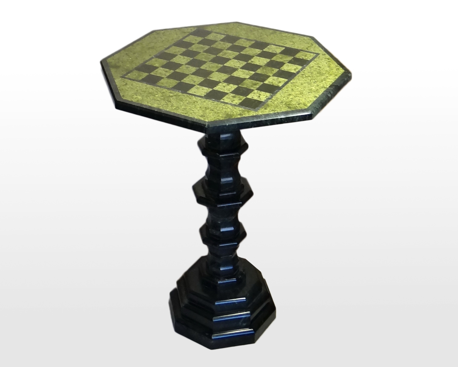 Шахматный стол.