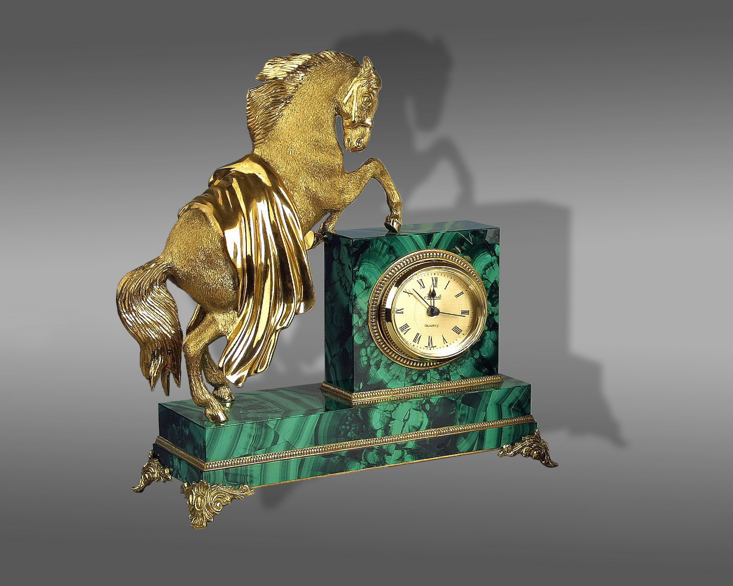 Часы из малахита «Конь с попоной».