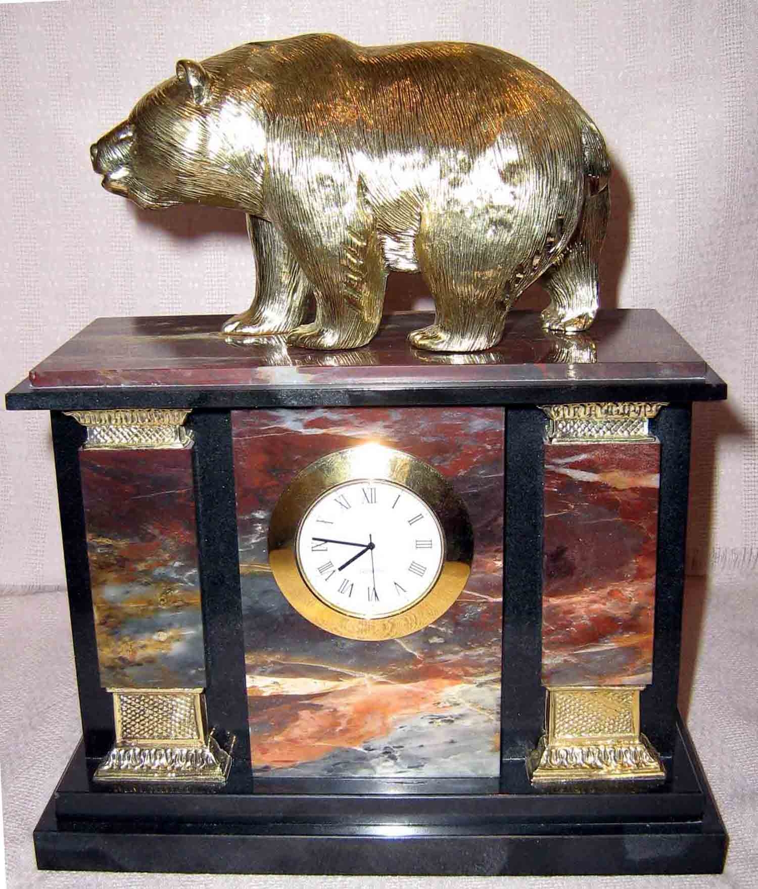Часы с медведем.