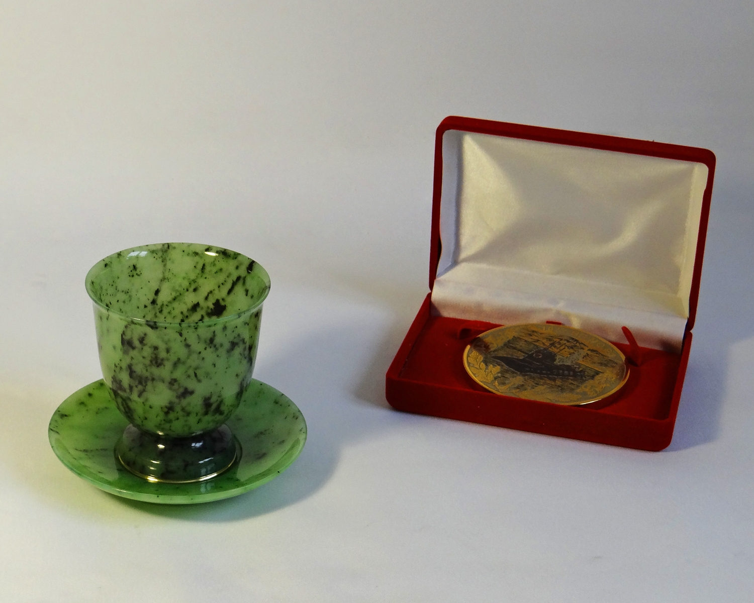 Подарочный набор: чайная пара из нефрита и медаль.