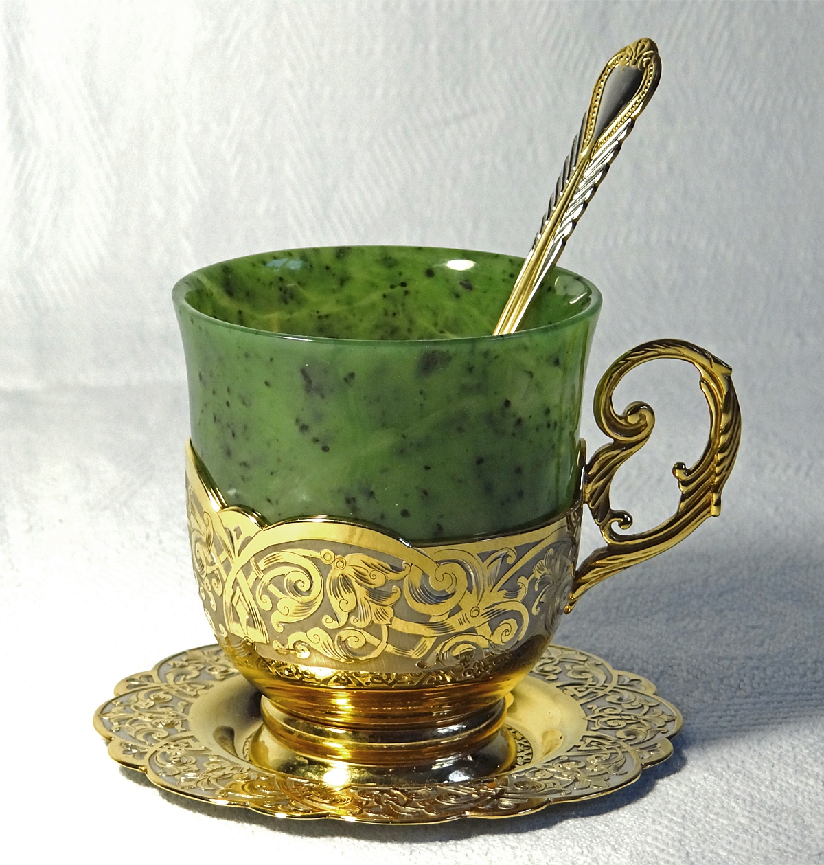 Подарок китайскому партнёру чайная пара из нефрита и украшенного металла.